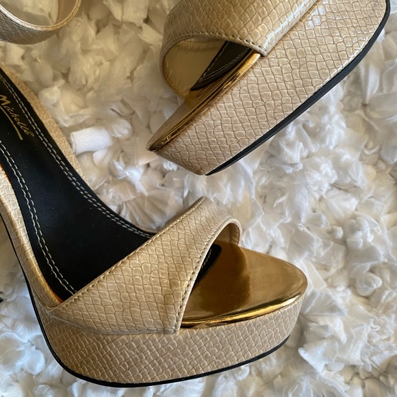 Beige and gold heels - Picture 3 of 9